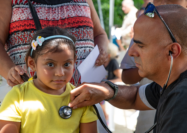 US service members provide medical care for El Salvadoran citizens in AMISTAD campaign